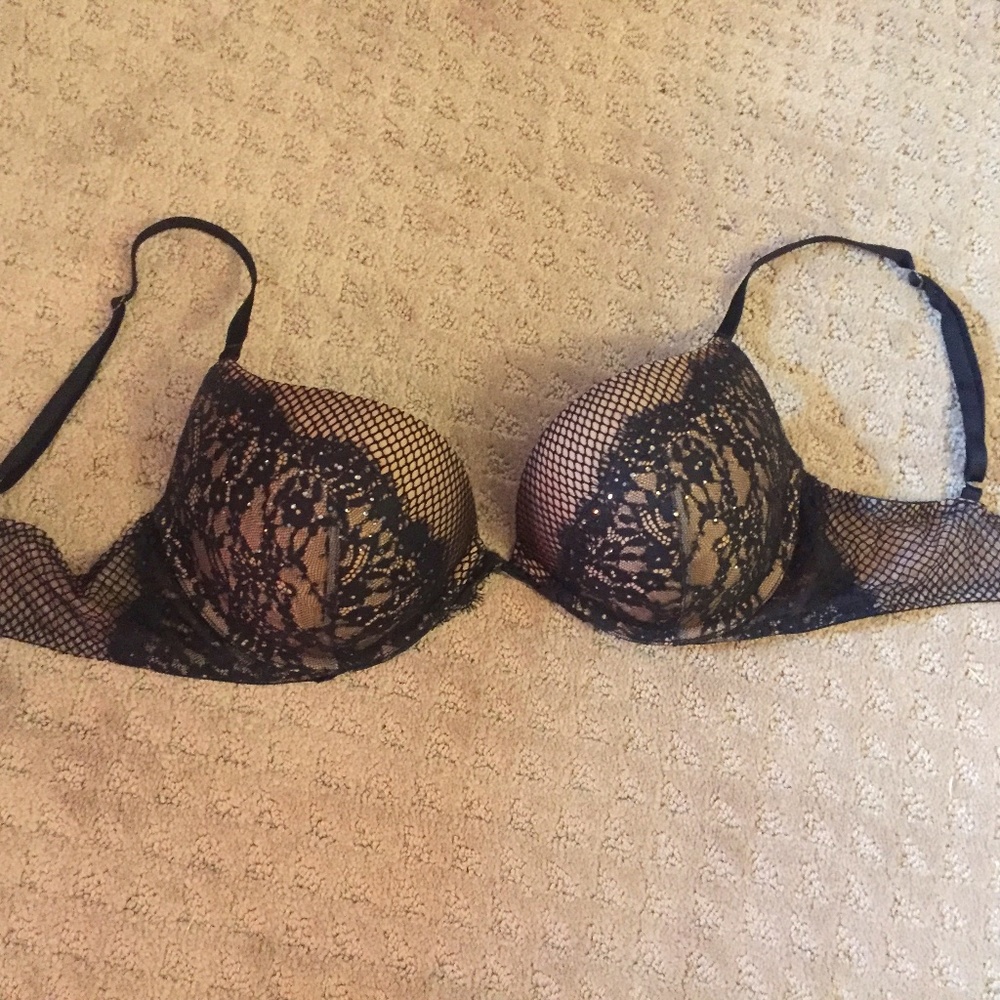 Black lace Victoria's Secret Very Sexy push-up bra